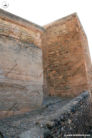 Torre del Criado del Doctor Ortiz y rampa de entrada hacia la sistema defensivo de la Torre del Homenaje hacia la Plaza de las Armas