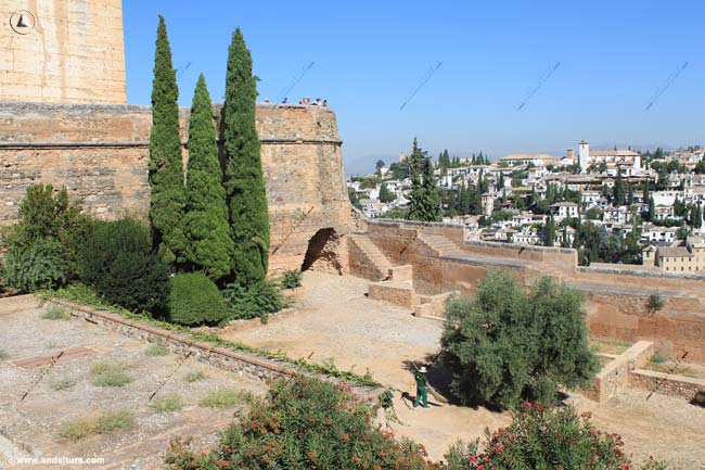 Torre del Cubo en una visita diruna por el exterior de la Alhambra, al fondo el Albaycín y la Iglesia de San Nicolás