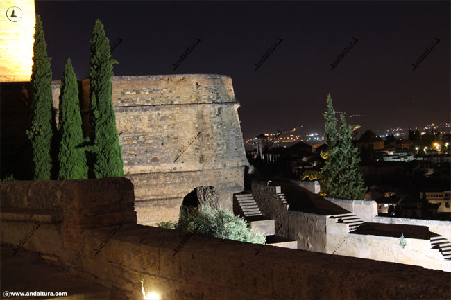 Torre del Cubo en una visita nocturna por el exterior de la Alhambra