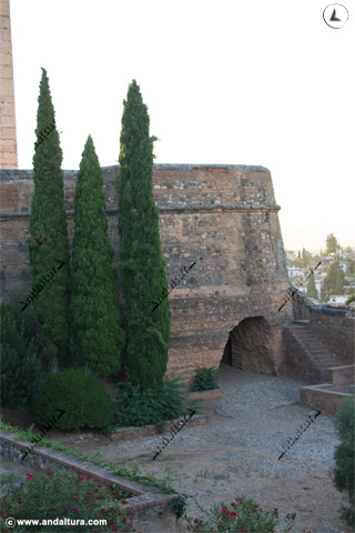 Zona exterior de la Torre del Cubo y acceso al interior de su base y la Puerta de la Tahona