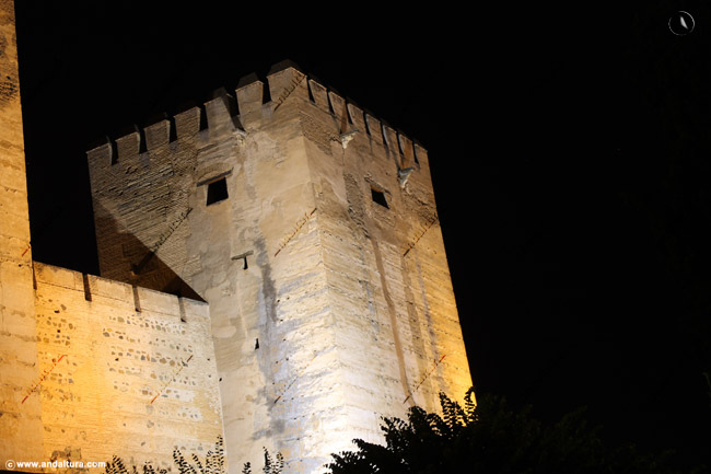 Detalle de la Torre del Homenaje desde la Placeta de Carlos V - Recorrido nocturno por el exterior de la Alhambra
