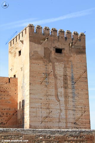 Detalle de la Torre del Homenaje desde la Placeta de Carlos V - Recorrido diurno por el exterior de la Alhambra