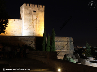 Torre del Homenaje y Torre del Cubo en una visita nocturna de la Alhambra