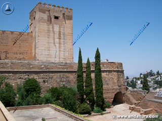 Torre del Homenaje y Torre del Cubo en una visita diurna de la Alhambra