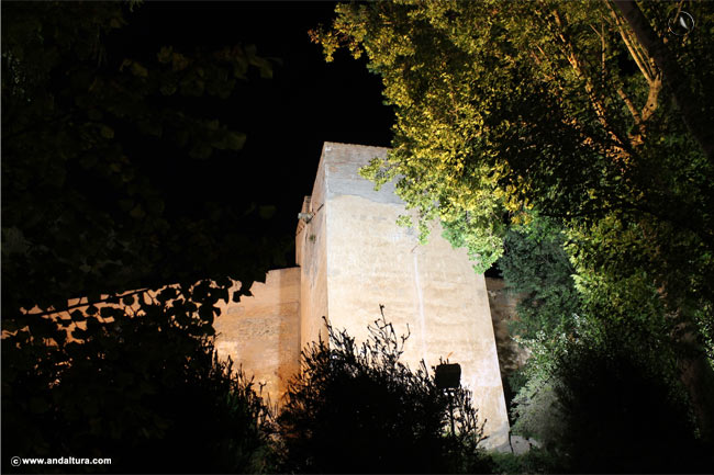 Detalle nocturno de la Torre de Juan de Arce