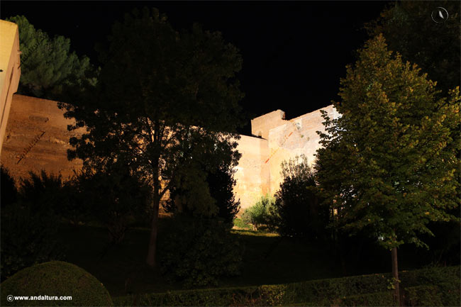 Torre de Juan de Arce desde el Paseo del Generalife - visita nocturna por el Exterior de la Alhambra