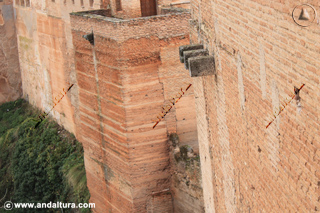 Torre junto a la muralla próxima a las Casas Nazaríes del Partal de la Alhambra