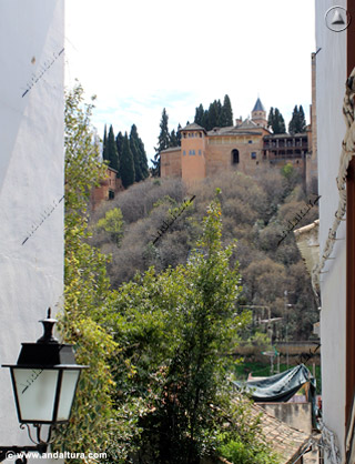 Torre del Peinador de la Reina desde la calle San Juan de los Reyes en el Albaycín