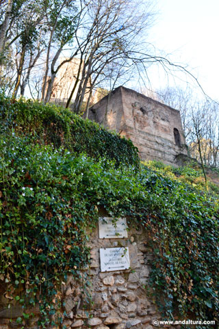Restos de la Torre, por encima de las placas conmemorativas junto a la Puerta de las Granadas, arriba Torres Bermejas