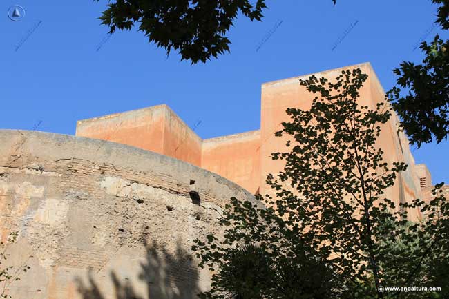 Terraza de la Torre de los Siete Suelos sobre su baluarte defensivo
