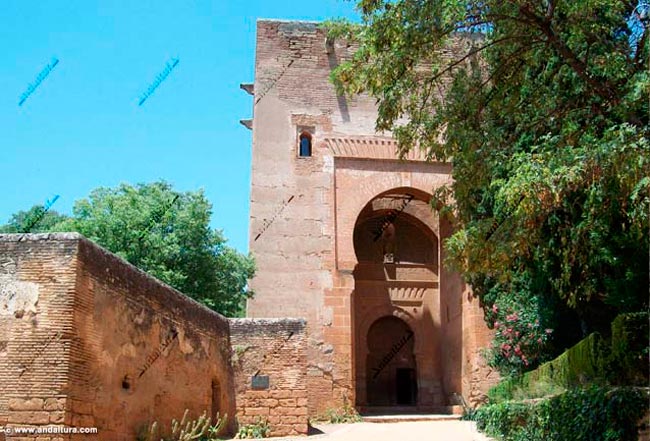 Baluarte, Puerta y Torre de la Justicia desde la Placeta de la Explanada en el Bosque de la Sabika de la Alhambra - Diurna