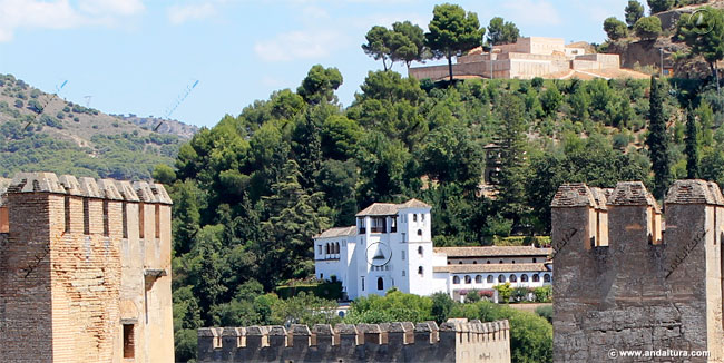 entre Torres almenada, el Palacio del Generalife y la Torre de Ismail, más arriba la Silla del Moro