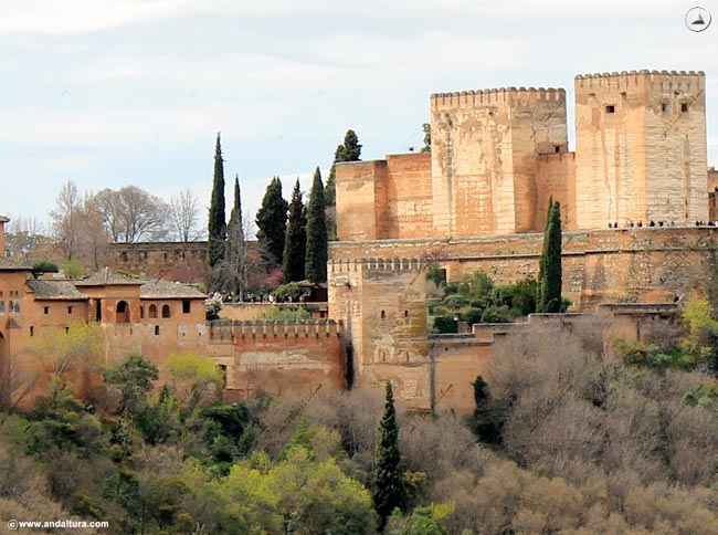 Torre de Machuca y Torre de Muhammad sobre el Bosque de San Pedro y delante de las Torres del Homenaje, Quebrada y del Adarguero, presidiendo la Alcazaba de la Alhambra de Granada