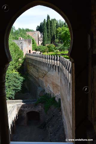 Muralla almenada y Puerta de hierro desde la Torre de los Picos