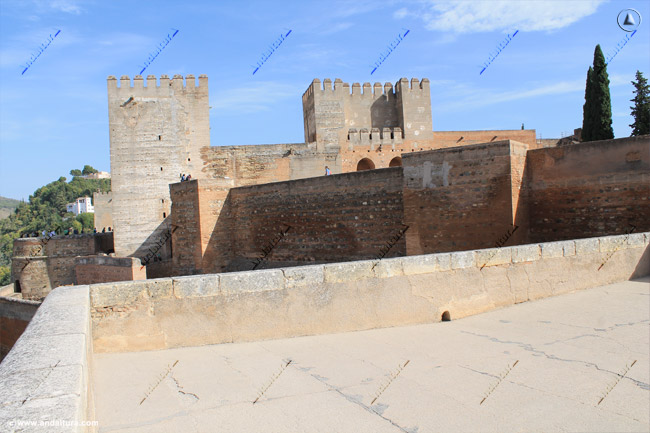 Torres y visitantes por los Adarves y Torres de la Alcazaba desde la Terraza de la Torre de las Armas de la Alhambra