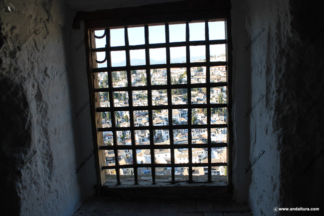 Detalle ventana de la Casa de la Velera, al fondo el Albaycín - Albaicín