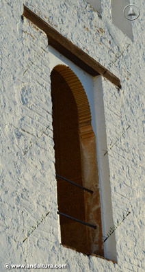 Ventana lateral exterior, como el muro, pintado de planco, de la Torre de Ismail
