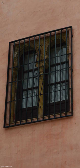 Ventana de la Torre de la Avenida Cervantes - Bola de Oro en Granada