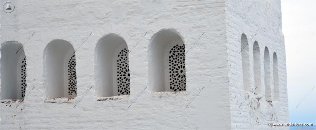 Ventanas exteriores, con las celosías pintadas de blanco, de la Torre de Ismail