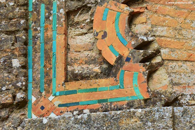 Detalle azulejos de la greca de la Portada Exterior de la Puerta de las Armas