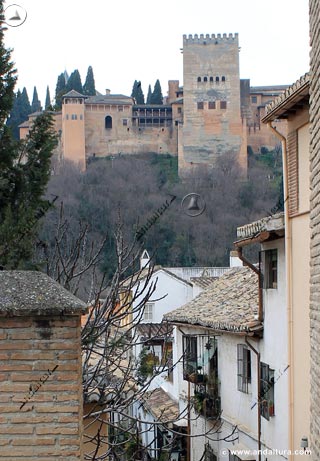 La Alhambra desde la Calle de San Juan de los Reyes en el barrio del Albaycín