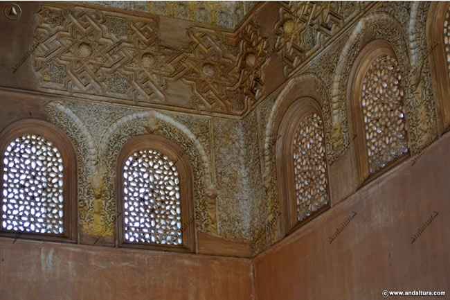 Yeserías en las celosías, ventanas y paredes de la Torre de las Damas del Palacio del Partal de la Alhambra