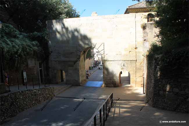 Portada interior de la Puerta de las Granadas, final de la Cuesta Gomérez y principio del Bosque de la Sabika y el recinto amurallado