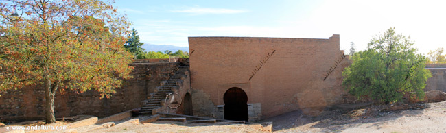 Zona interna de la Torre y Puerta interior de la Torre de los Siete Suelos en la Medina de la Alhambra