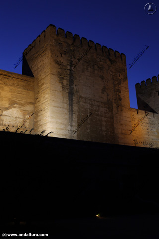 Imagen nocturna de la Torre Quebrada - Visitas nocturnas a la Alhambra