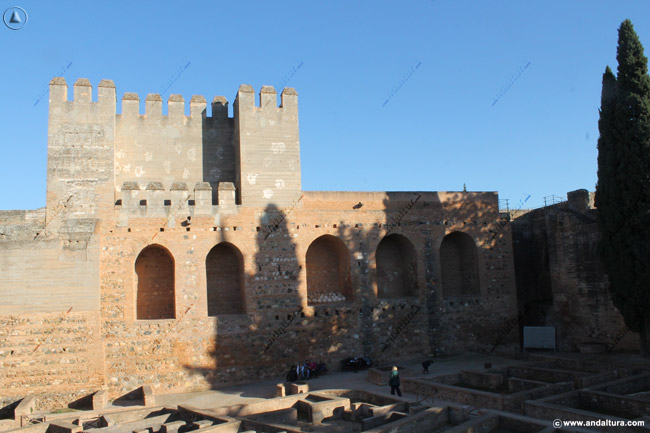 Torre Quebrada y Torre del Adarguero presidiendo la Plaza de Armas de la Alcazaba de la Alhambra