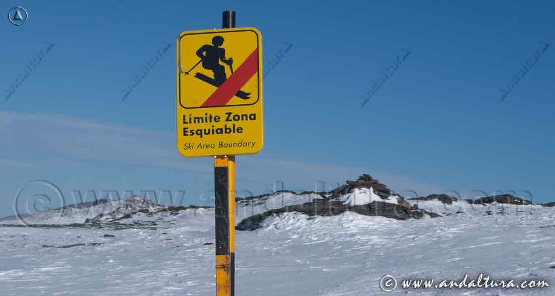Cartel informativo del límite del Área Esquiable de la Estación de Esquí Sierra Nevada