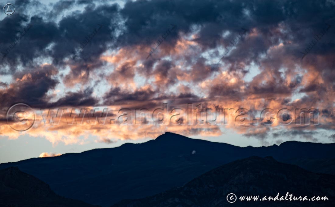 Primeras nubes presagio de la primera nevada sobre Sierra Nevada - Temporada 2022-2023