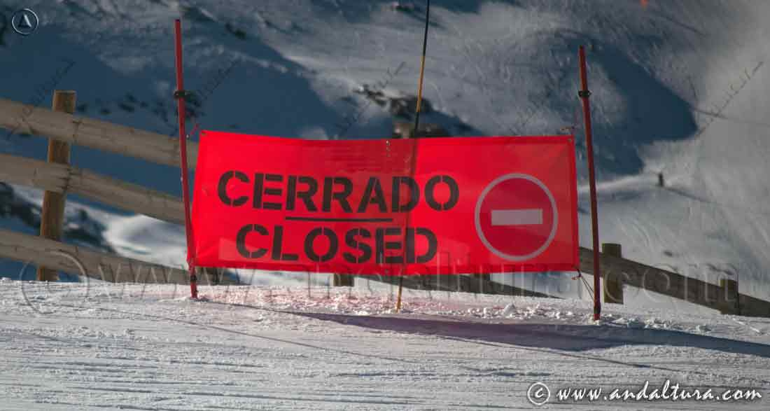Cartel de Pista de Esquí cerrada en Sierra Nevada