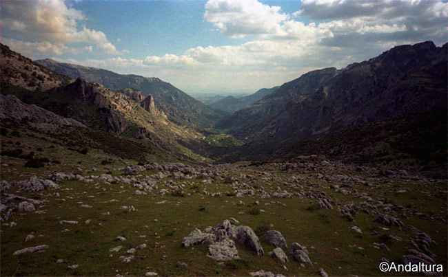 Valle del río Castril desde las altas cumbres de la Sierra de Castril