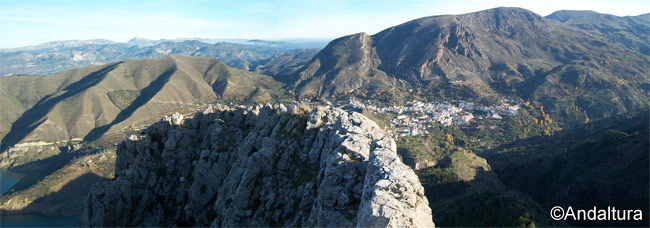 Cerro del Chaparral, al fondo Güéjar-Sierra y el Calar