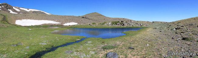 Desagüe de la Laguna de los Lavaderos de la Reina, al fondo el Cerro de Poco Trigo