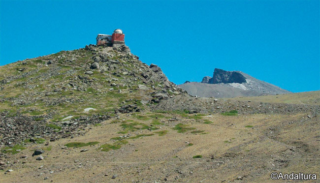 Observatorio Mojón del Trigo, en la Hoya de la Mora, y al fondo el Veleta