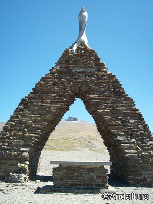 Monumento de la Virgen de las Nieves y al fondo el Veleta