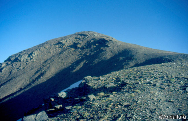 Última rampa para coronar el Cerro del Caballo en la ruta desde Lanjarón por el Hoyo del Zorro