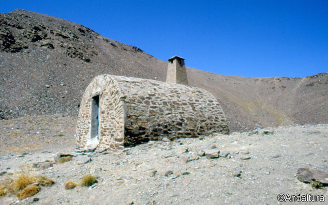 Refugio del Caballo y al fondo el Collado y la Vereda hacia el Cerro del Caballo