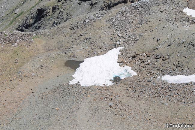 Detalle del deshielo en los Lagunillos de Juego Bolos