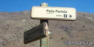 Carteles indicativos de dirección al Refugio Peña Partida o El Molilnillo del GR240 en la Vereda de la Estrella