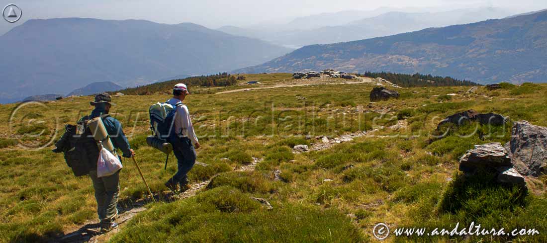 Montañeros descendiendo por la vereda de la Loma del Cascajar Negro hacia el Mirador Puerto Molina