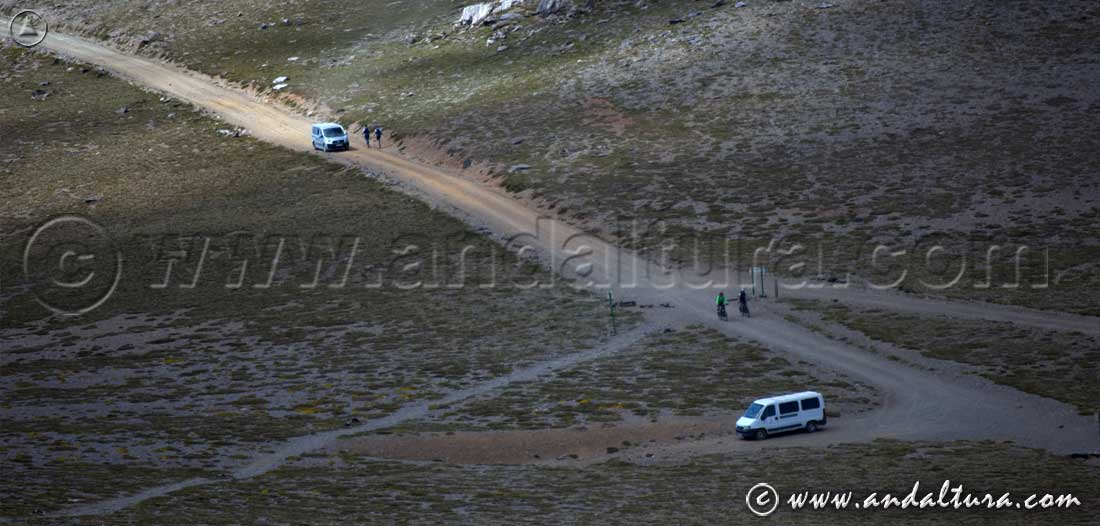Senderistas, Ciclistas y "Lanzaderas" en el cruce de pistas en el Alto del Chorrillo