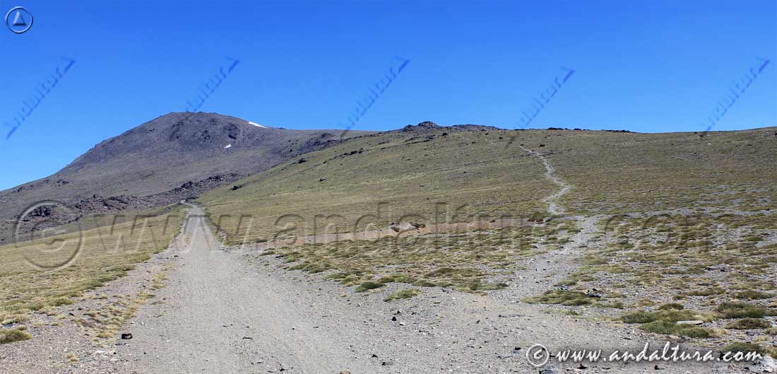 Pista hacia el Refugio-vivac de la Caldera y vereda hacia el Mulhacén desde el Alto del Chorrillo