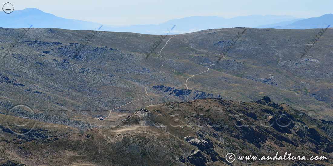 Alto del Chorrillo y pista para senderistas y ciclistas al Refugio Poqueira