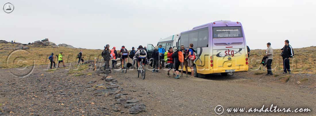 Senderistas y Lanzaderas del SIAC junto al Mirador de Trevélez, y Ciclistas ascendiendo por la pista hacia el Veleta
