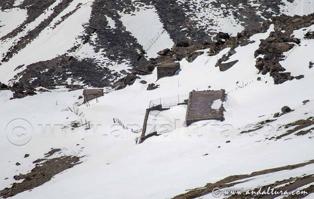 Cortijo de la Majada de los Dalieños en una Ruta de Senderismo invernal por Sierra Nevada al Refugio Poqueira