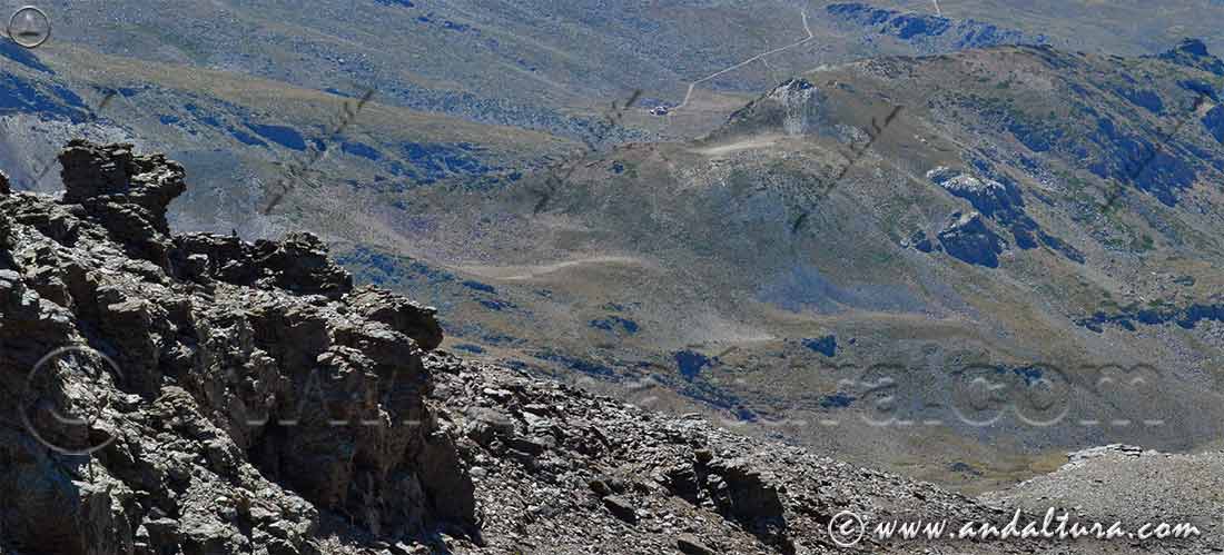 Pareidolia en las Altas Cumbres de Sierra Nevada, al fondo el Refugio Poqueria