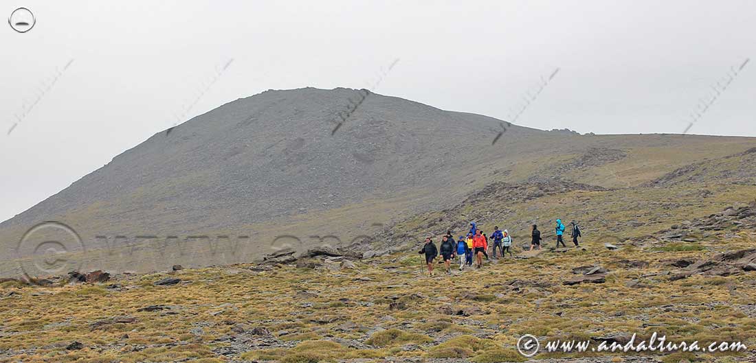 Montañeros descendiendo del Mulhacén hacia la "Lanzadera" del SIAC Sierra Nevada hacia Capileira